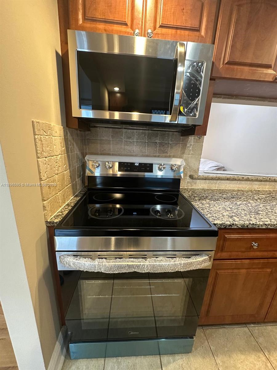 9848 Marina Boulevard, Unit 811 Boca Raton, FL 33428 - Photo 12 of 87 a stove top oven sitting inside of a kitchen