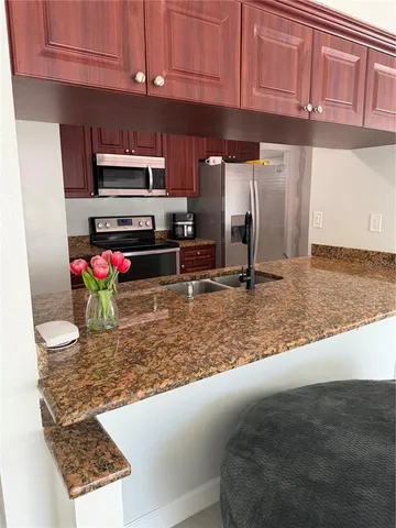 a view of a livingroom with furniture and a ceiling fan