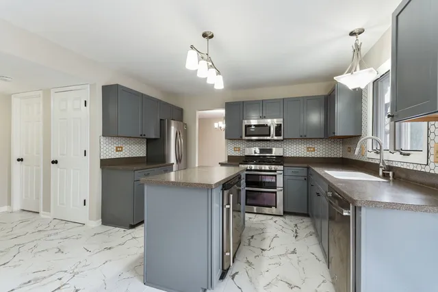 $449,000 | 427 Bradford Place, Bolingbrook, IL 60490