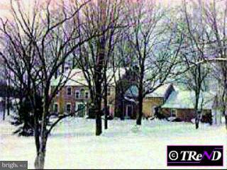 a view of house with a yard