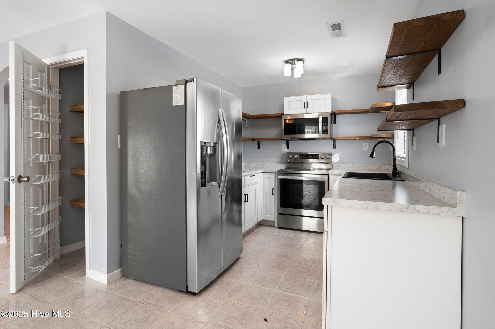 302 Thankful Road Rocky Point, NC 28457 - Photo 5 of 36 14-web-or-mls-kitchen