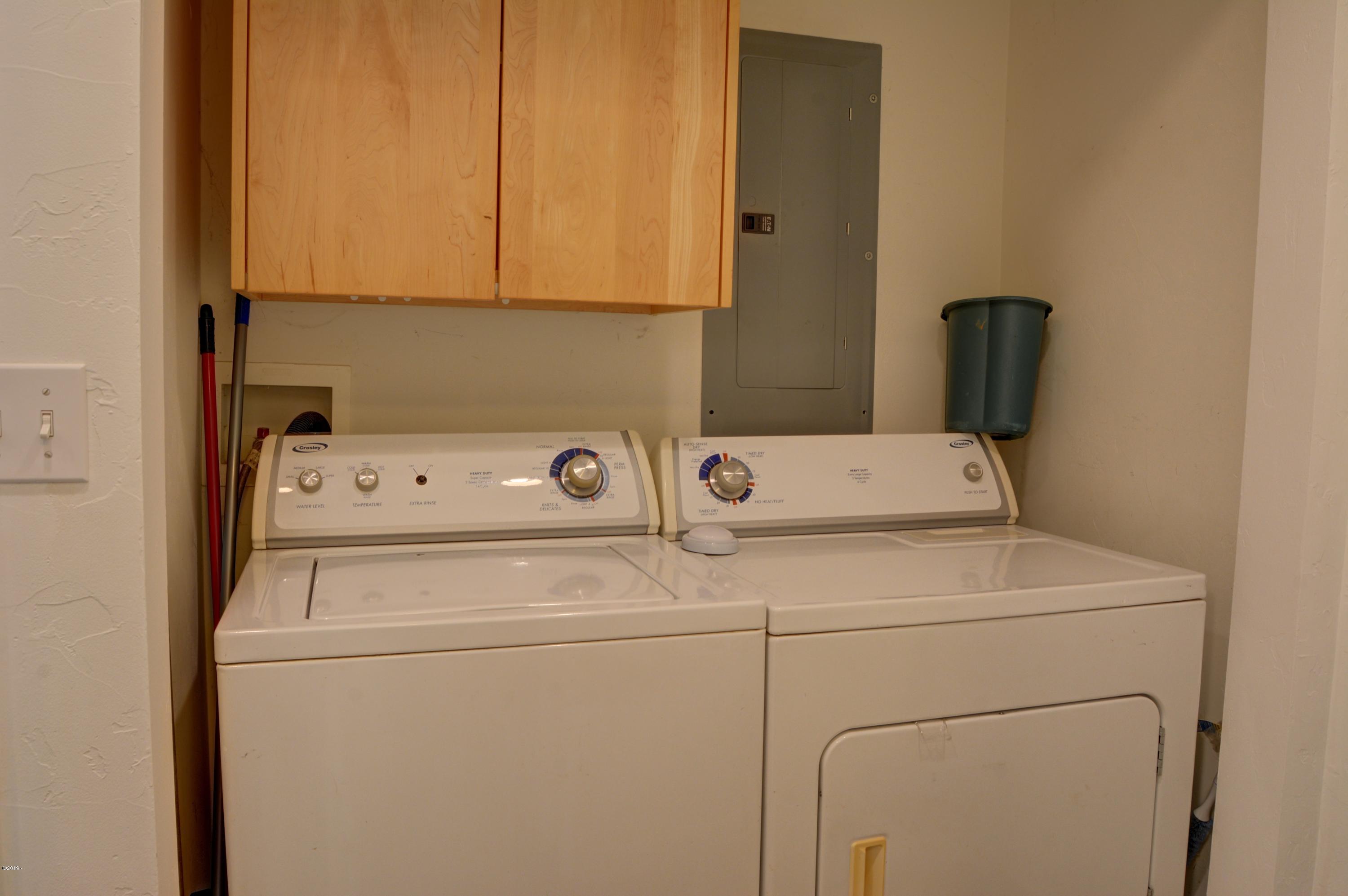 707 Northeast 7th Street Newport, OR 97365 - Photo 12 of 19 Laundry room
