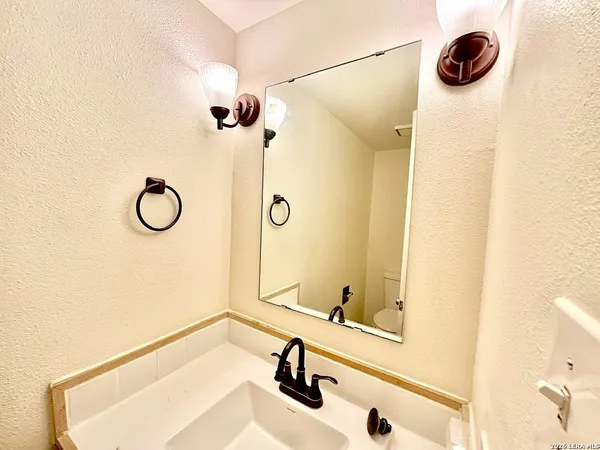$1,350 | 8642 Fredericksburg Road, Unit 106, San Antonio, TX 78240