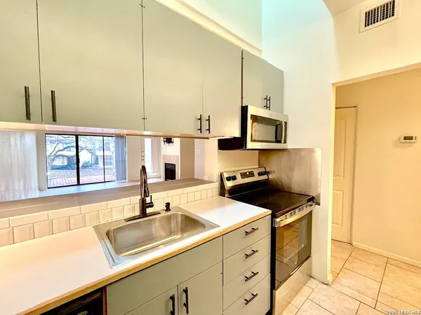 $1,350 | 8642 Fredericksburg Road, Unit 106, San Antonio, TX 78240