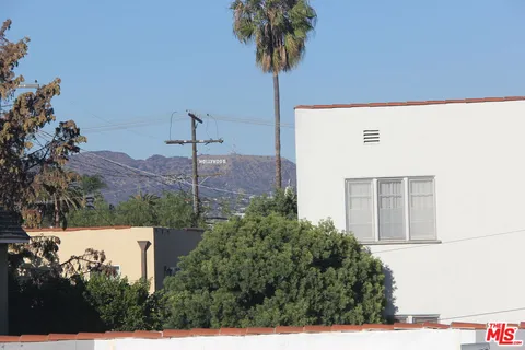 a view of a back yard