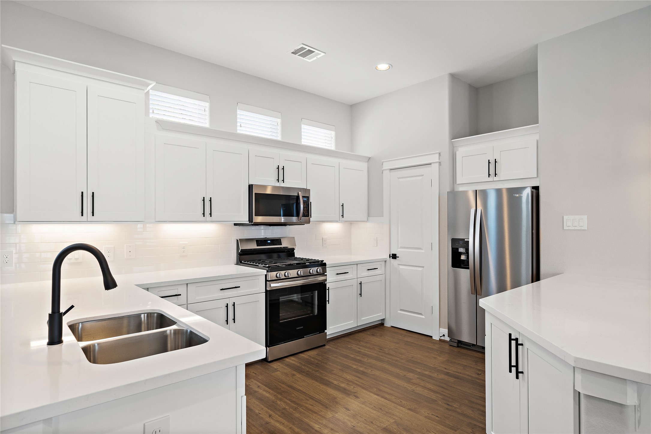 603 Link Road, Unit C Houston, TX 77009 - Photo 15 of 40 Light and bright kitchen includes stainless steel appliances!