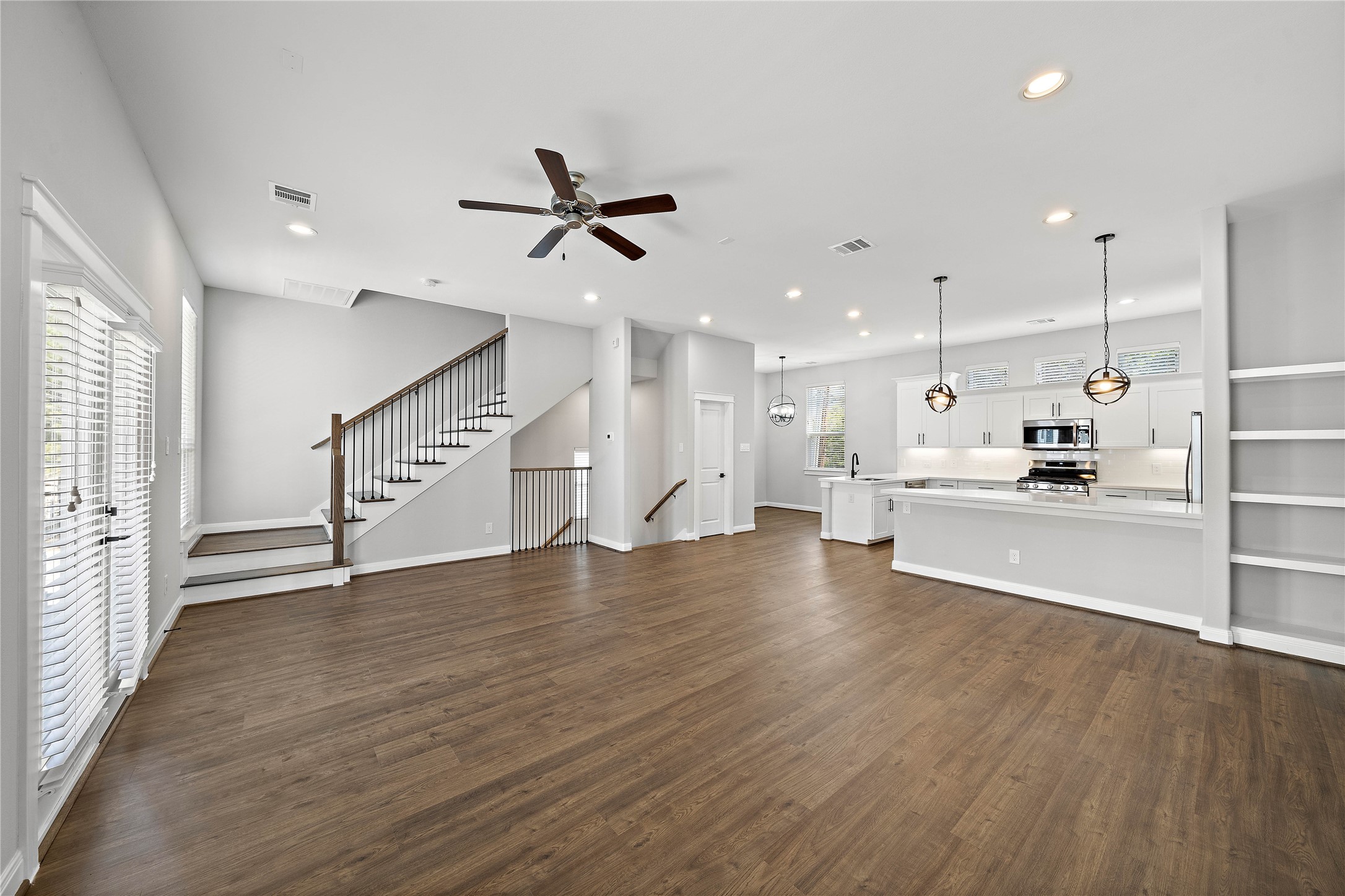 603 Link Road, Unit C Houston, TX 77009 - Photo 2 of 40 Well appointed living/dining space -#2