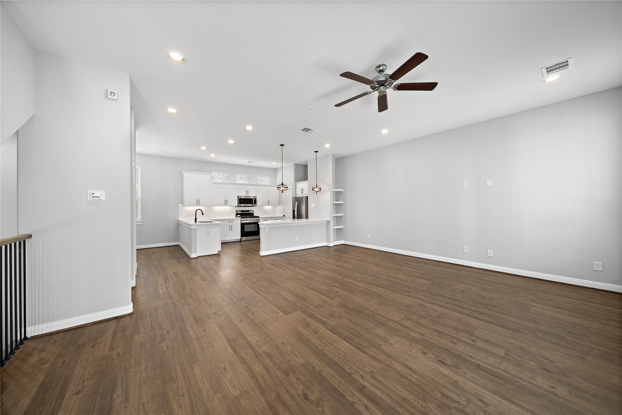 603 Link Road, Unit C Houston, TX 77009 - Photo 24 of 40 Spacious living room