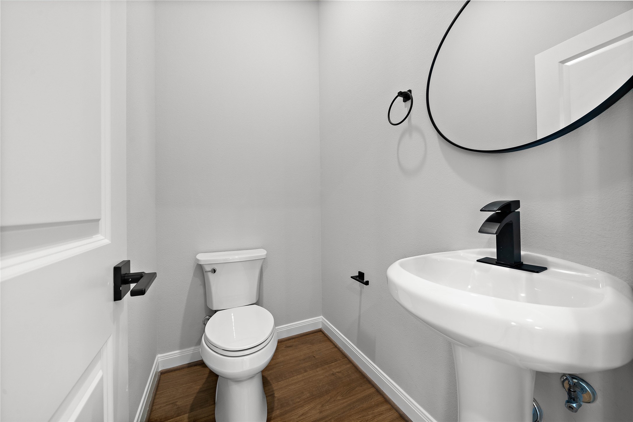 603 Link Road, Unit C Houston, TX 77009 - Photo 27 of 40 Half bathroom on second floor