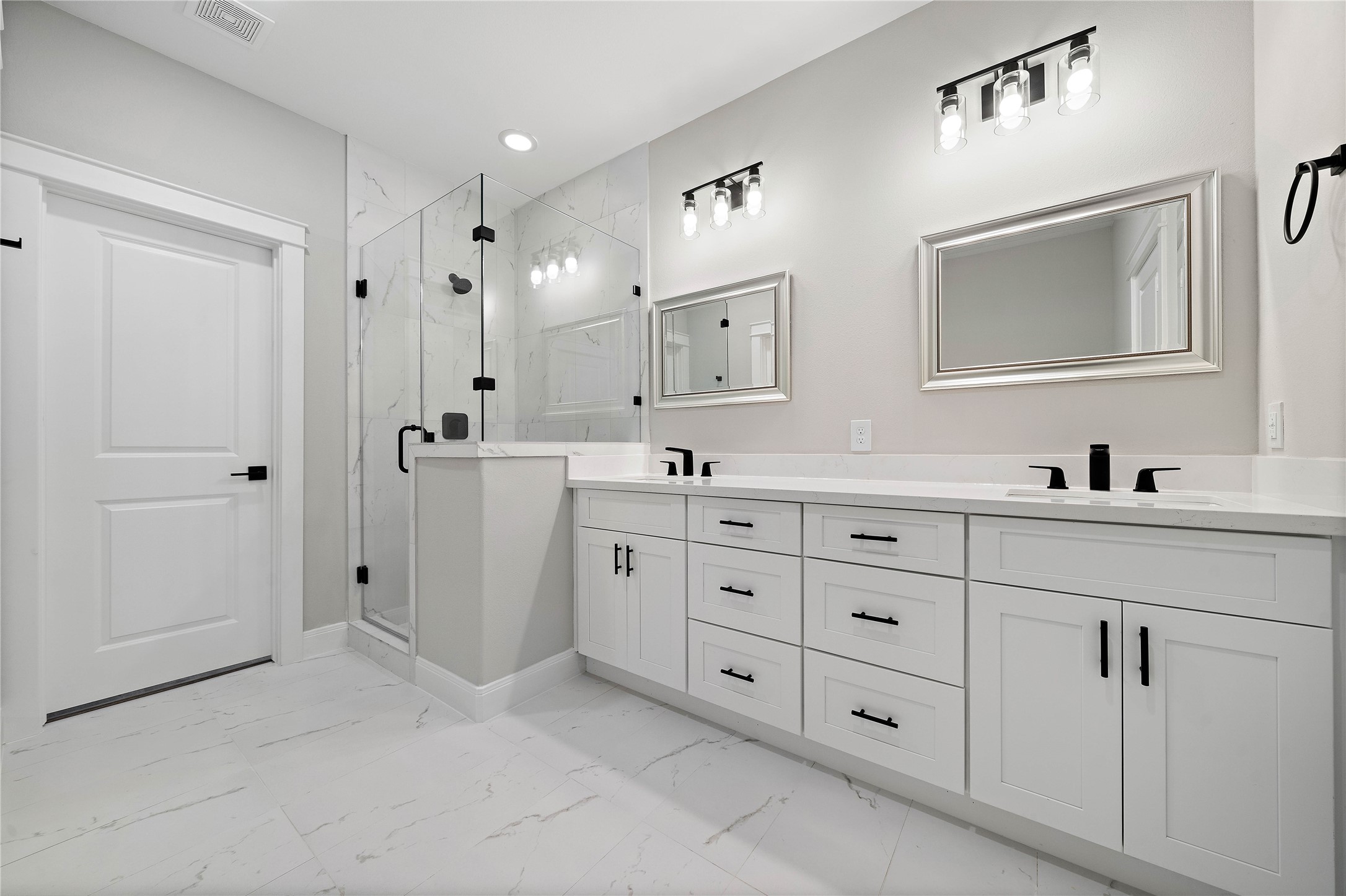 603 Link Road, Unit C Houston, TX 77009 - Photo 30 of 40 Beautiful spa-like primary bathroom with double sinks, large walk-in shower and soaker tub