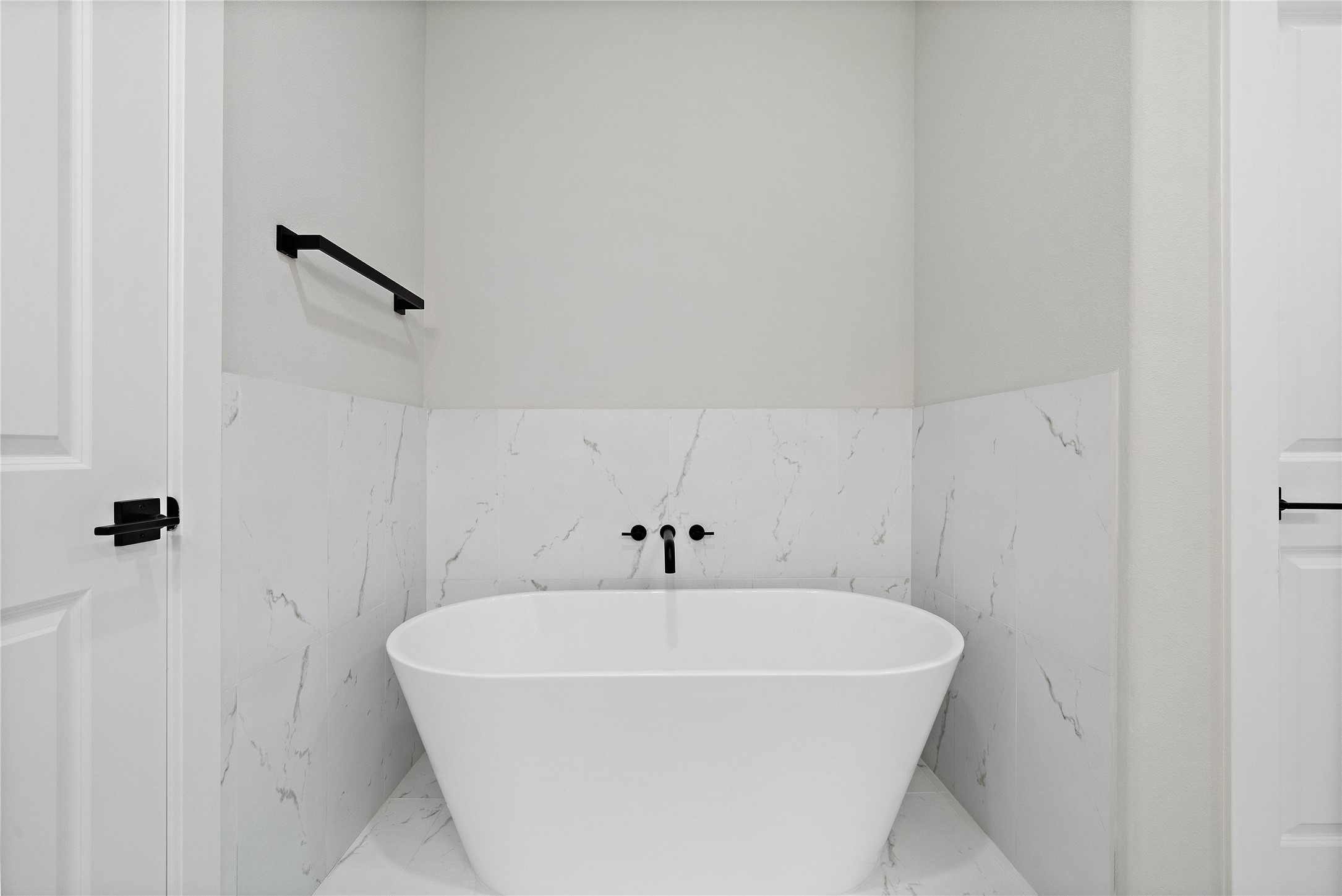 603 Link Road, Unit C Houston, TX 77009 - Photo 33 of 40 Primary bathroom soaker tub