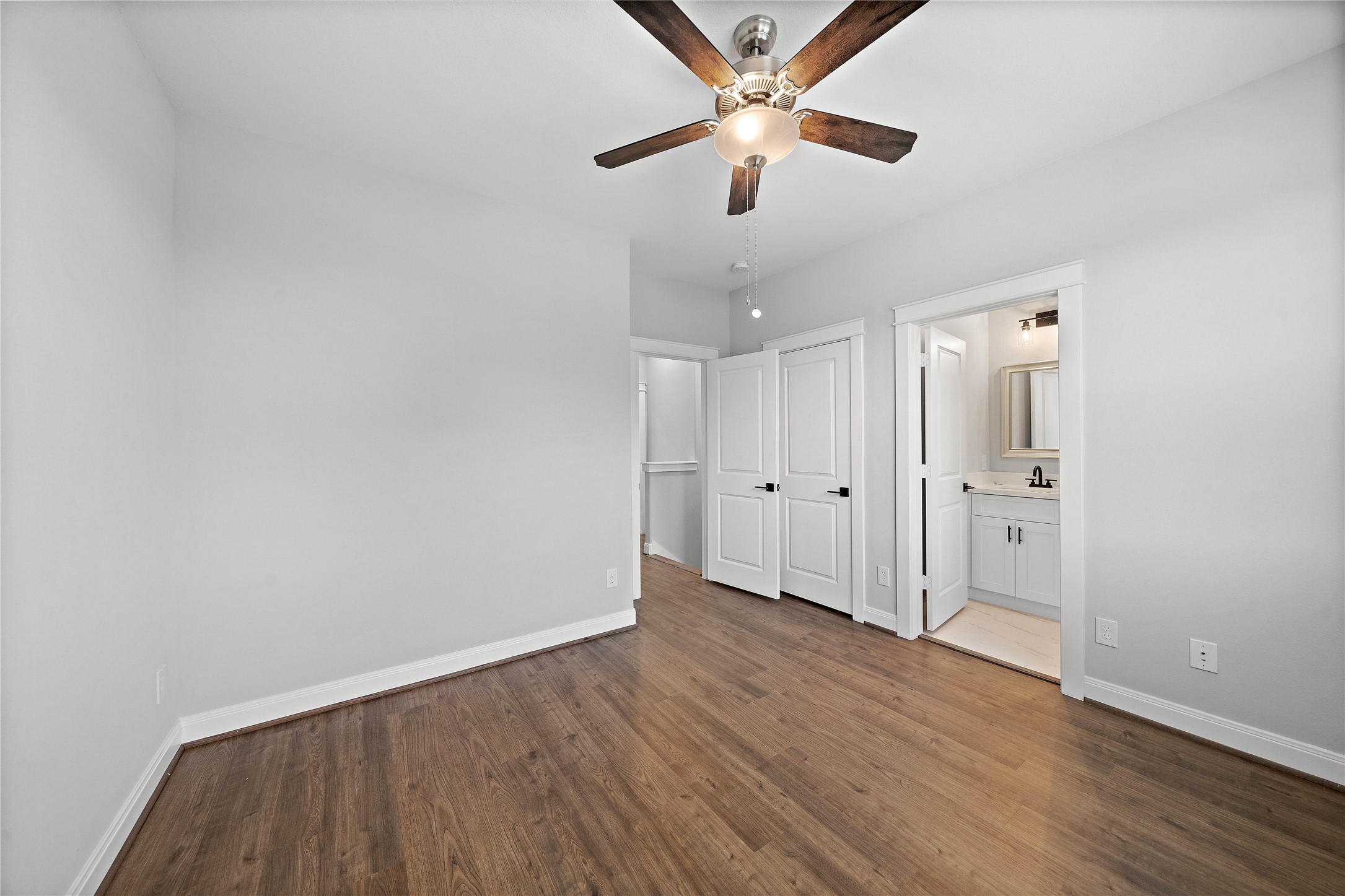 603 Link Road, Unit C Houston, TX 77009 - Photo 34 of 40 Third floor secondary bedroom with full bathroom