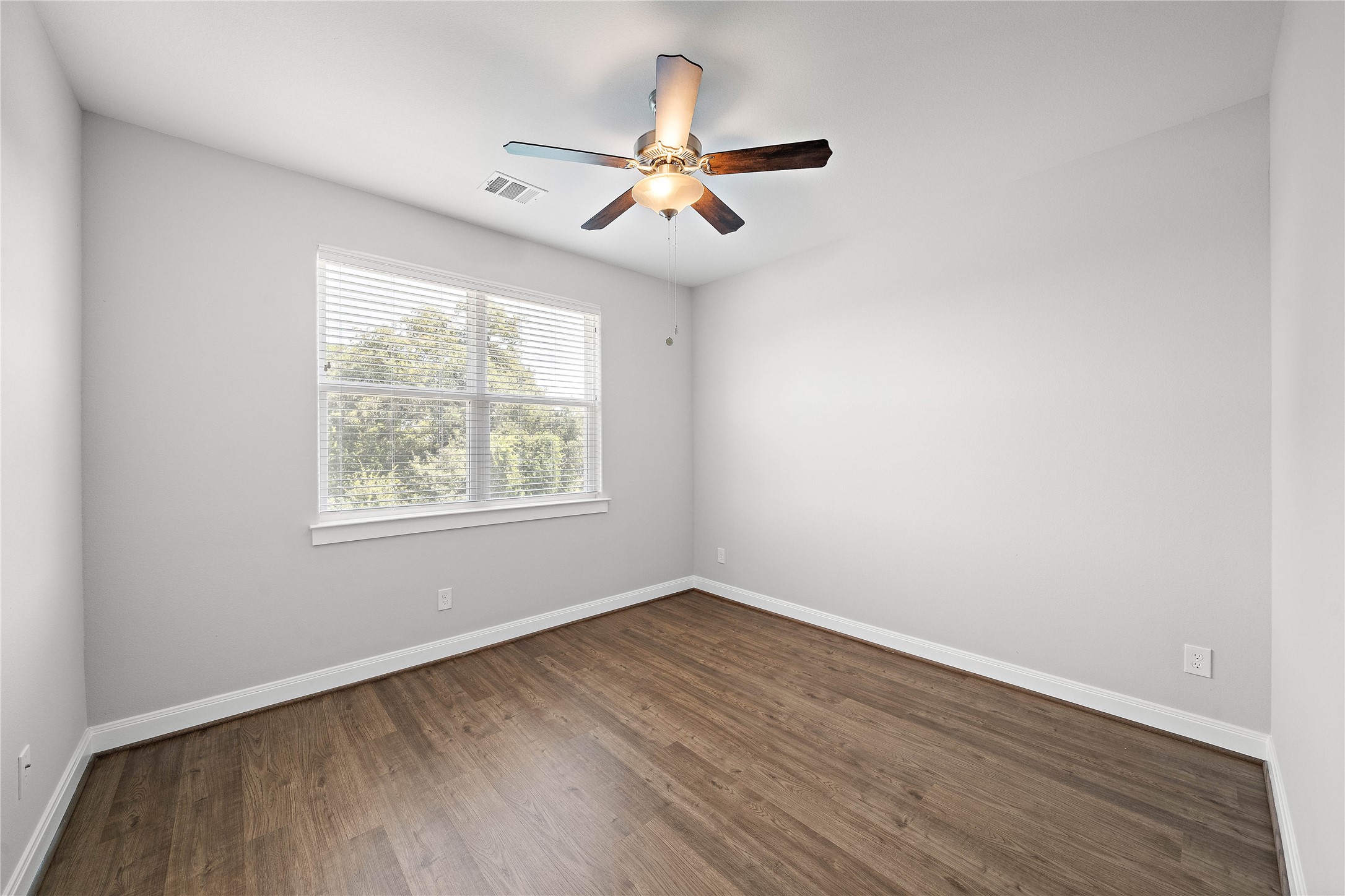 603 Link Road, Unit C Houston, TX 77009 - Photo 35 of 40 Another view of the third floor secondary bedroom with full bathroom