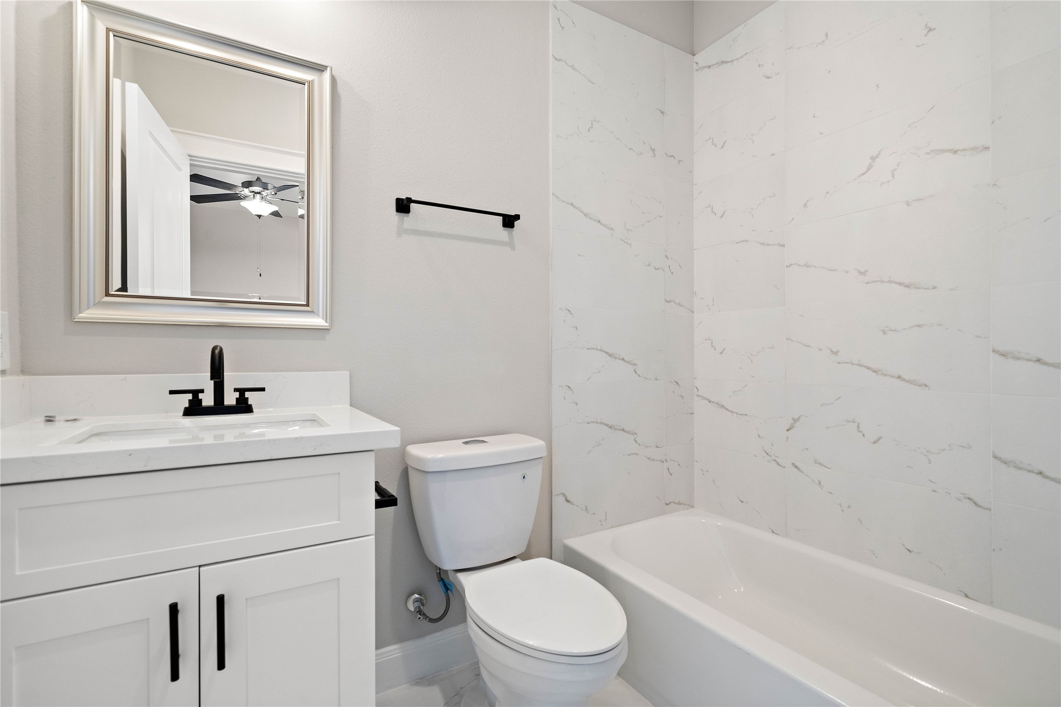 603 Link Road, Unit C Houston, TX 77009 - Photo 36 of 40 Third floor full bathroom
