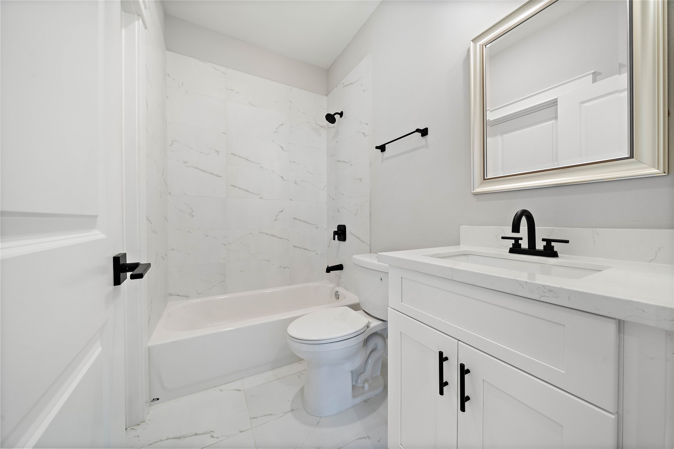 603 Link Road, Unit C Houston, TX 77009 - Photo 10 of 40 First floor full bathroom