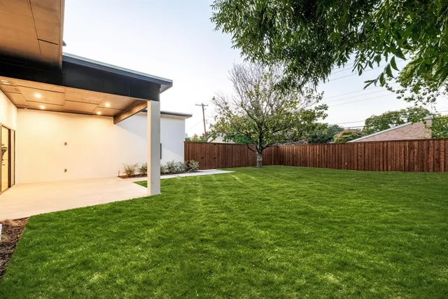 a view of a backyard