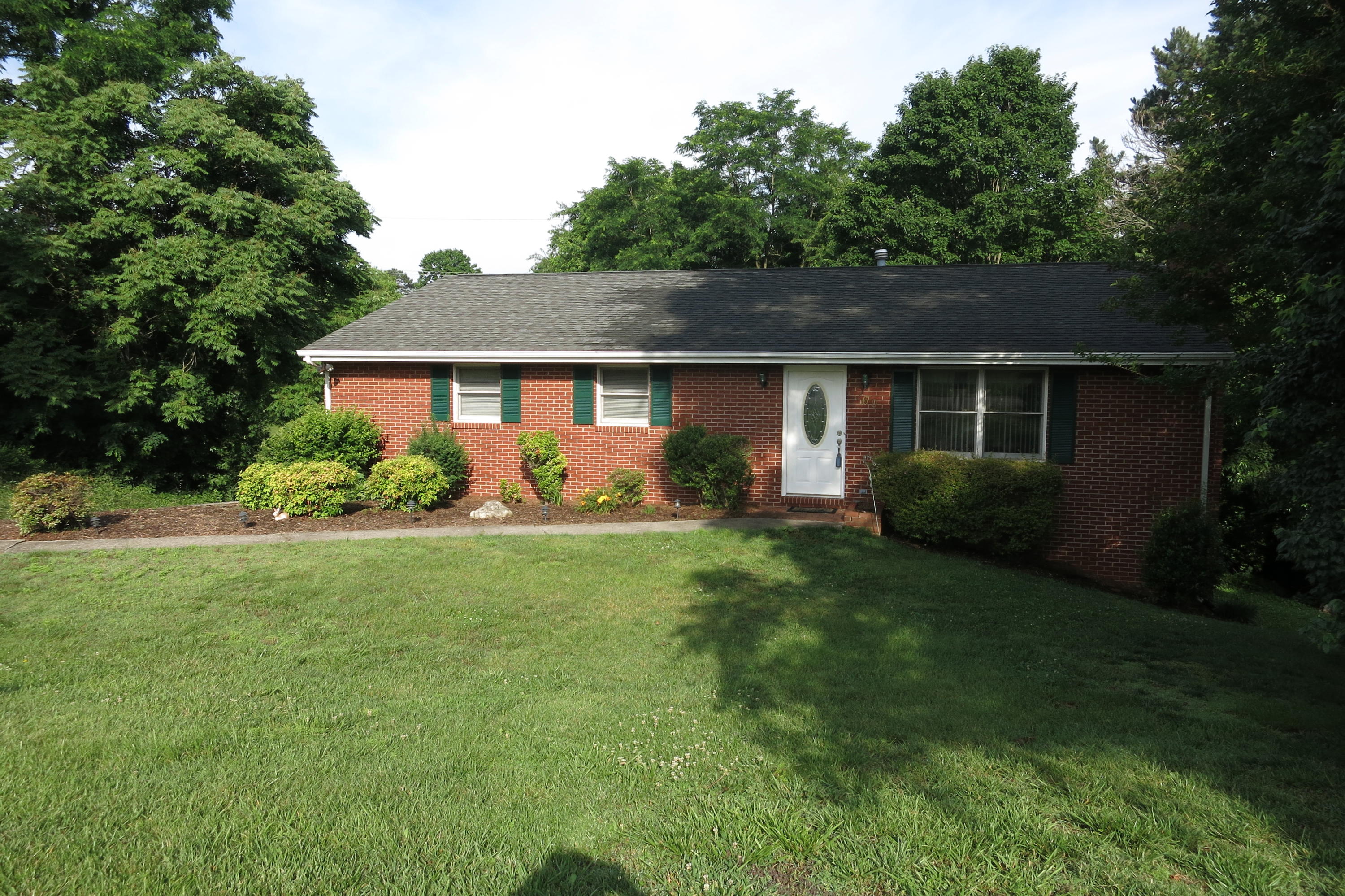 160 Stayman Road Roanoke, VA 24019 - Photo 5 of 35 Front (6)
