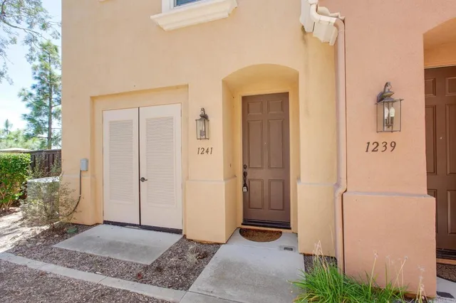 a view of entryway with a outdoor space