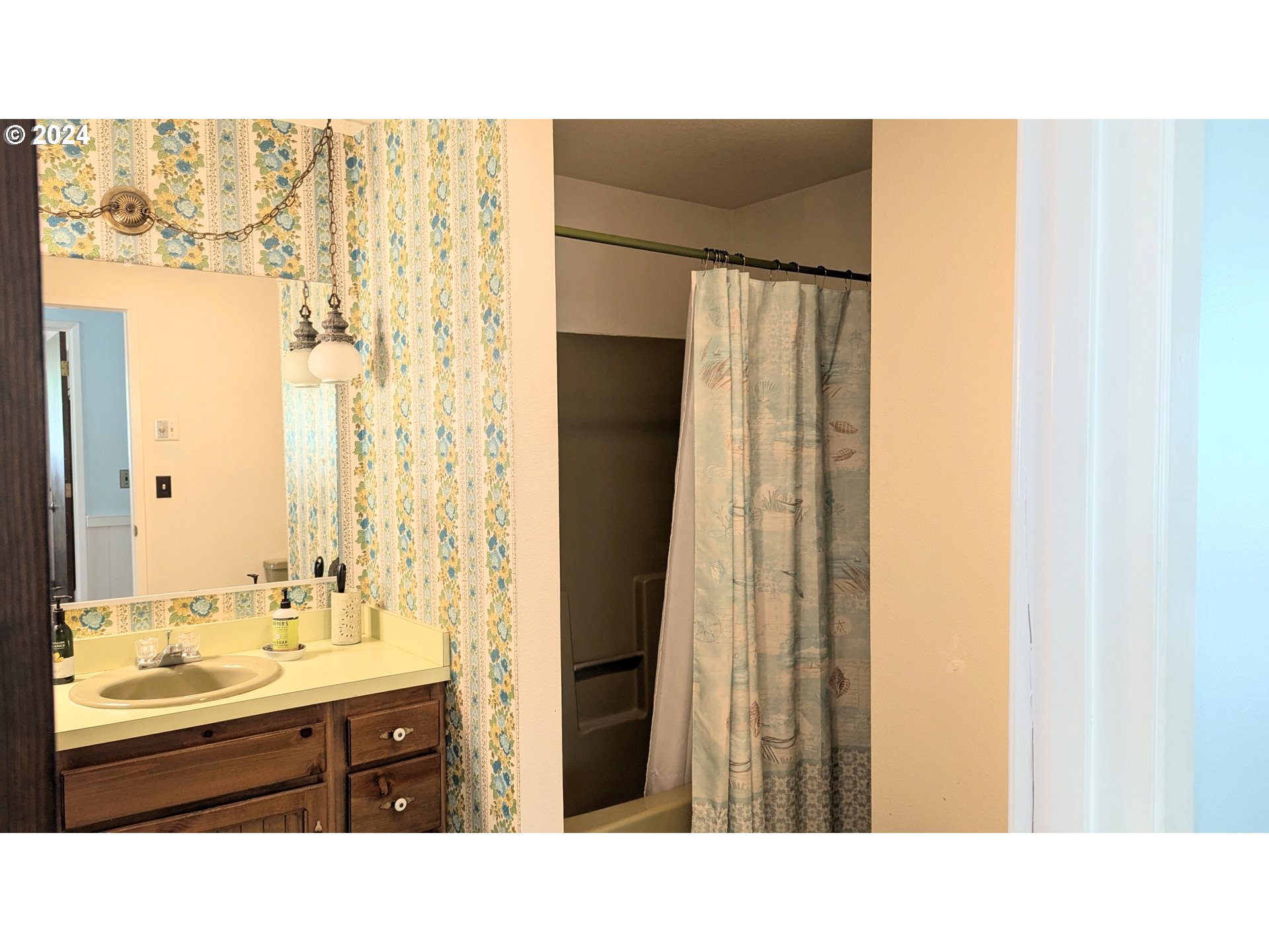 1845 Lincoln Road Coos Bay, OR 97420 - Photo 19 of 26 Bathroom