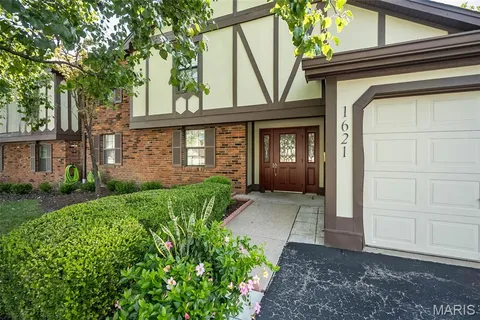 $329,900 | 1621 Walpole Drive, Unit B, Chesterfield, MO 63017