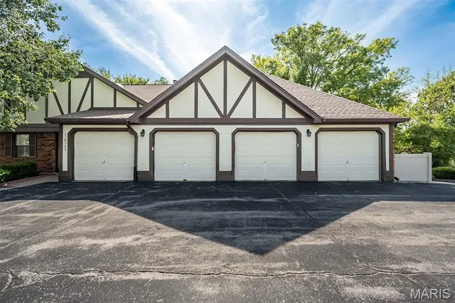 $329,900 | 1621 Walpole Drive, Unit B, Chesterfield, MO 63017
