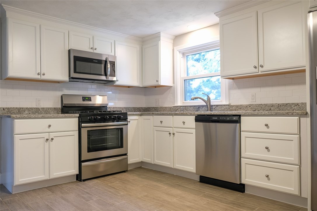 73 Vanderbilt Road Warwick, RI 02886 - Photo 4 of 16 Gallery Image 4