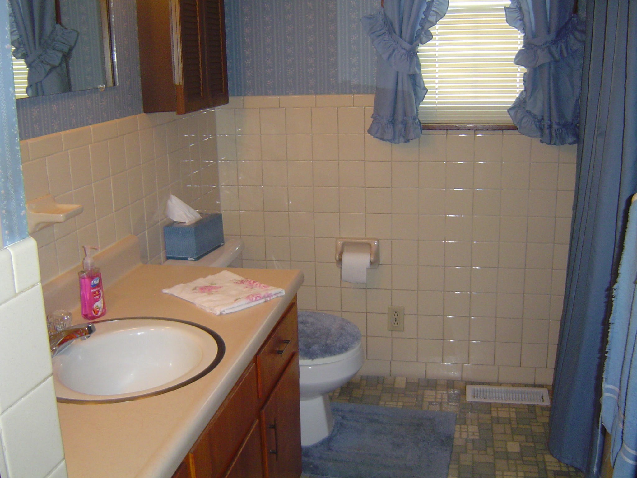 800 Fowler Street Clinton, TN 37716 - Photo 8 of 8 Bathroom