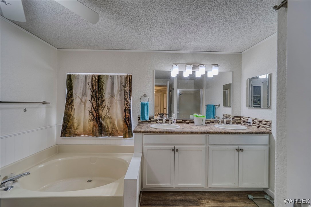 1220 Baseline Road Bullhead City, AZ 86442 - Photo 19 of 40 Master Bathroom