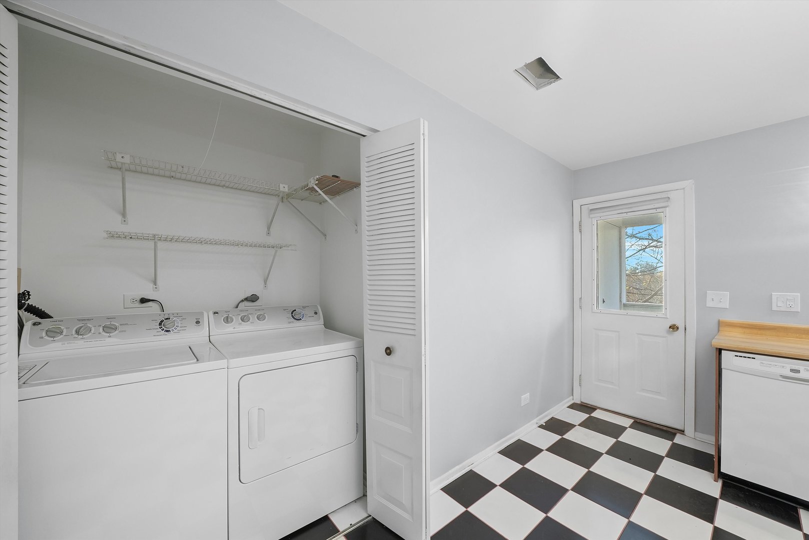 152 East Winchester Road, Unit E Libertyville, IL 60048 - Photo 17 of 24 a utility room with dryer and washer