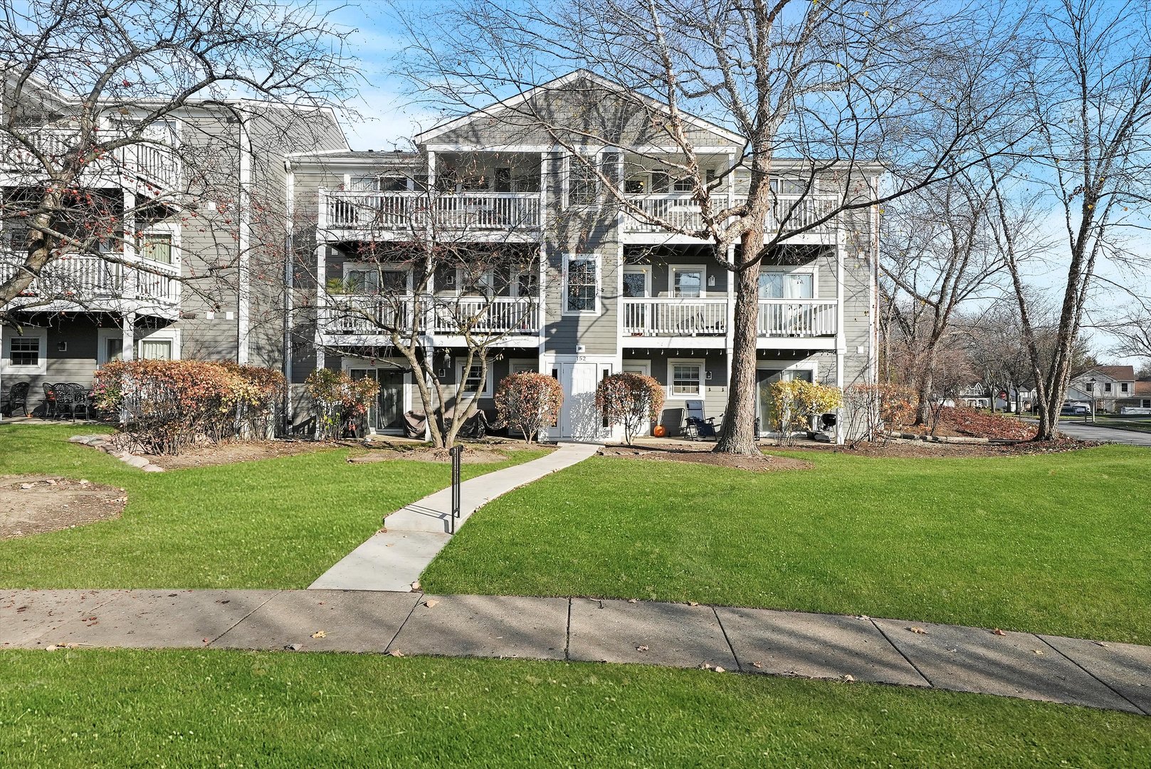 152 East Winchester Road, Unit E Libertyville, IL 60048 - Photo 4 of 24 a view of a building with a yard