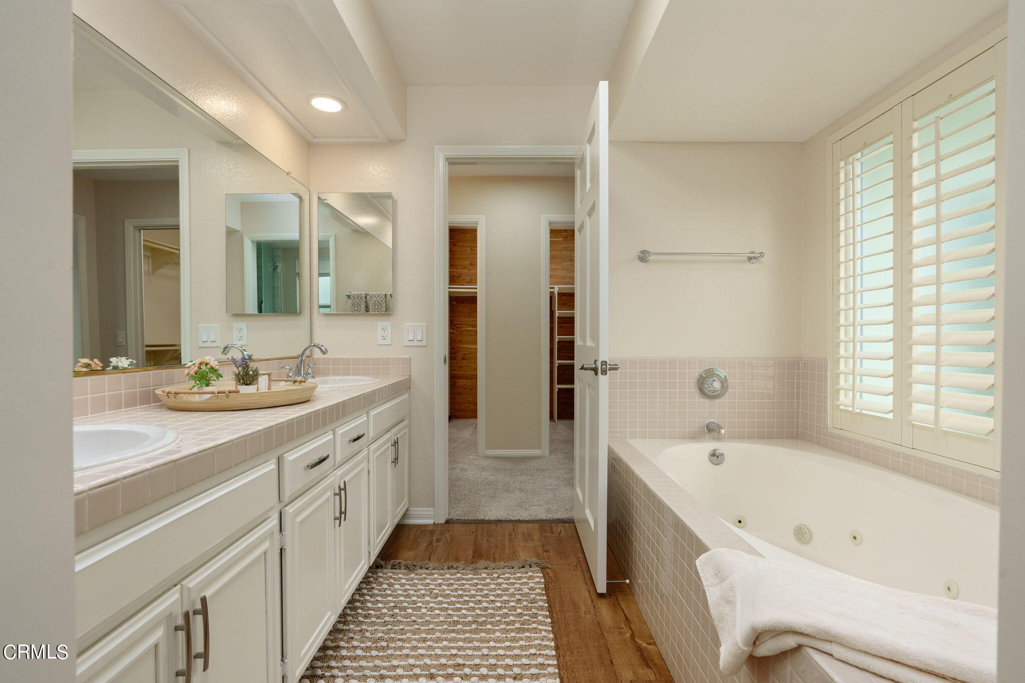2281 Southern Hill Drive Oxnard, CA 93036 - Photo 18 of 29 a bathroom with a tub a sink and a large mirror