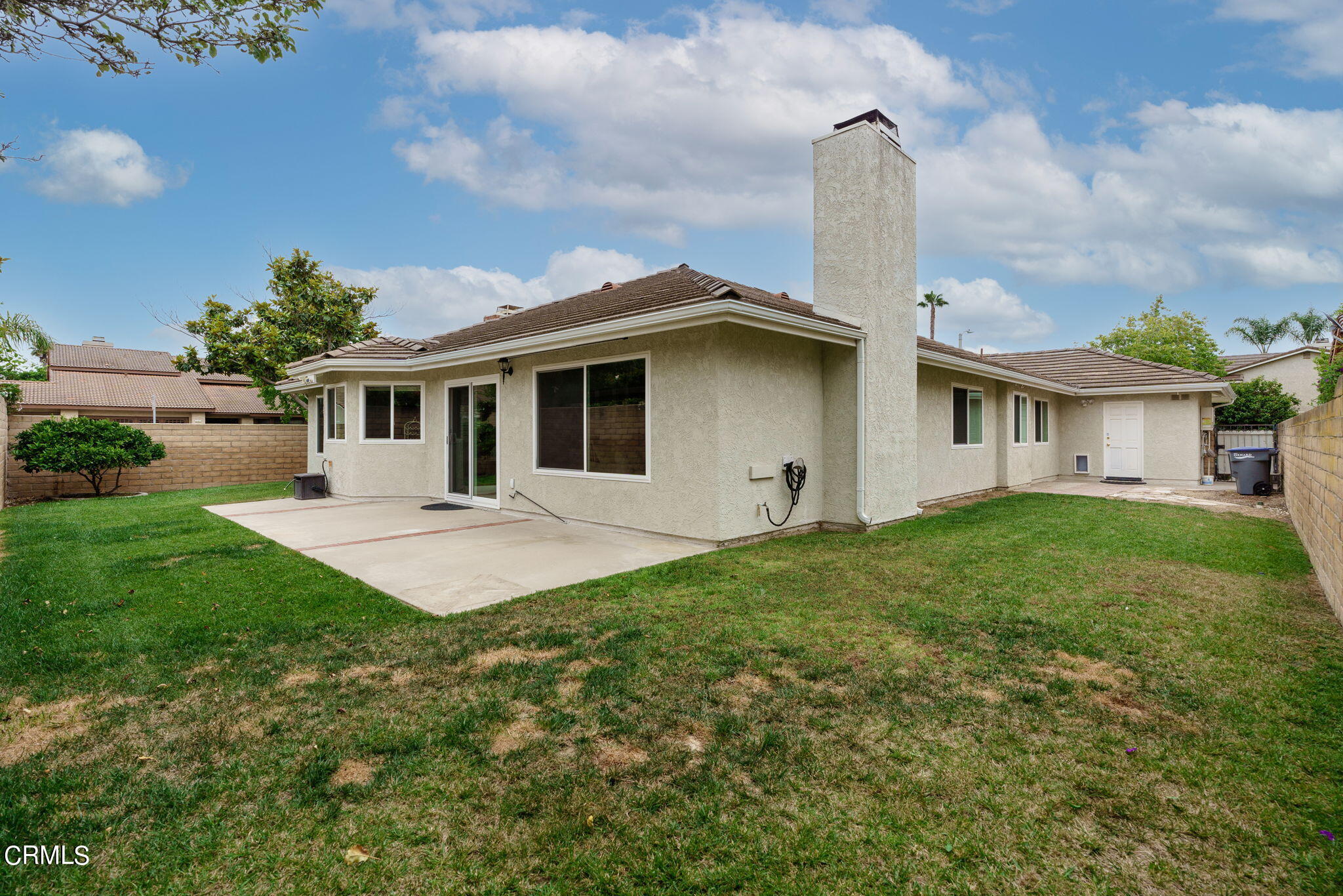 2281 Southern Hill Drive Oxnard, CA 93036 - Photo 25 of 29 a front view of a house with a yard