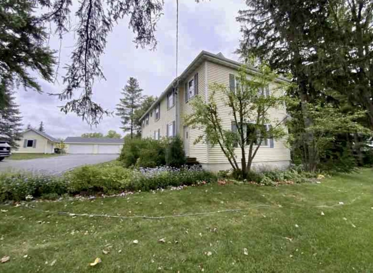 a view of a house with a yard