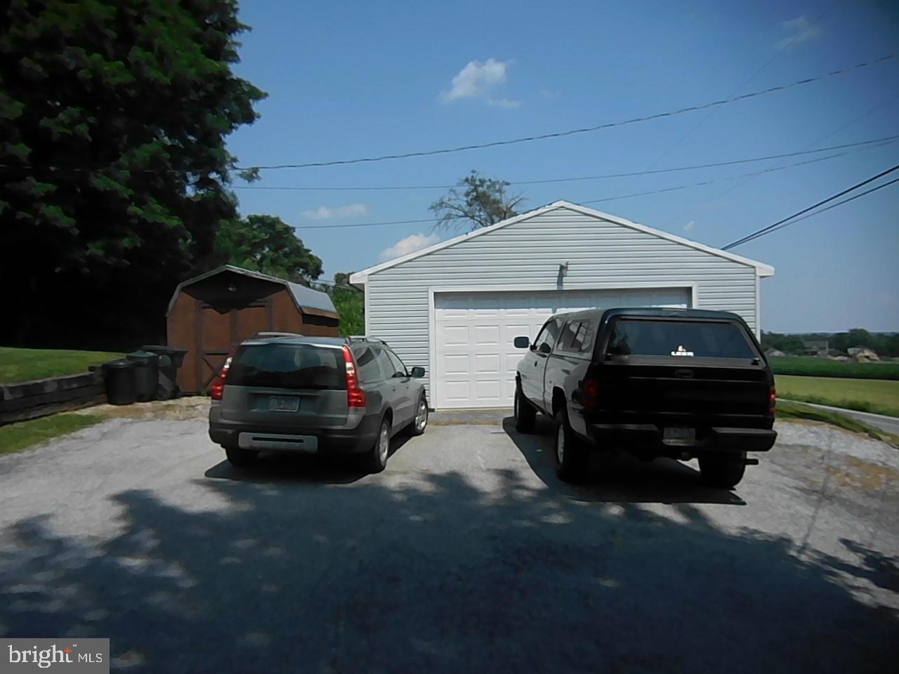 3 East White Oak Road Paradise, PA 17562 - Photo 3 of 4 Garage/Parking