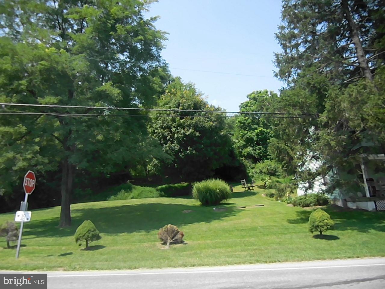 3 East White Oak Road Paradise, PA 17562 - Photo 4 of 4 Side/Rear Yard