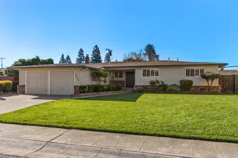 a view of a house with a backyard