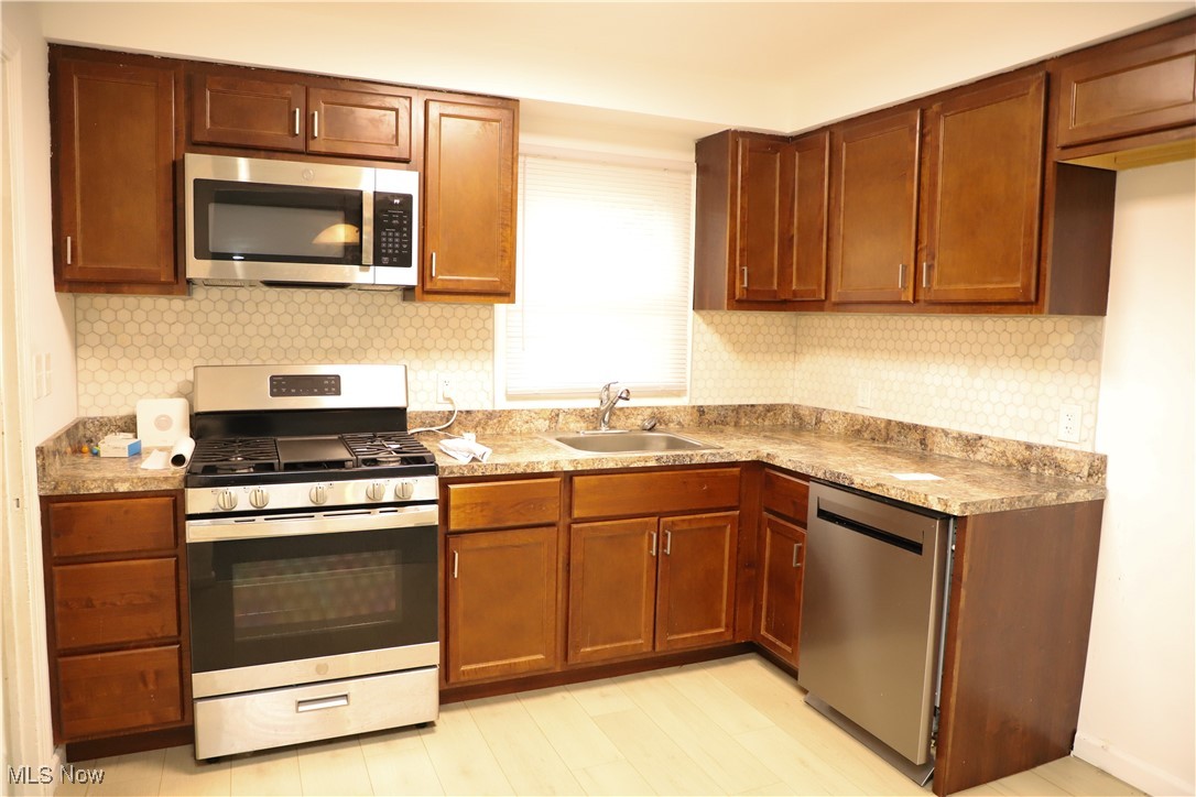 1008 Woodview Road Cleveland, OH 44121 - Photo 3 of 38 Gallery Image 3