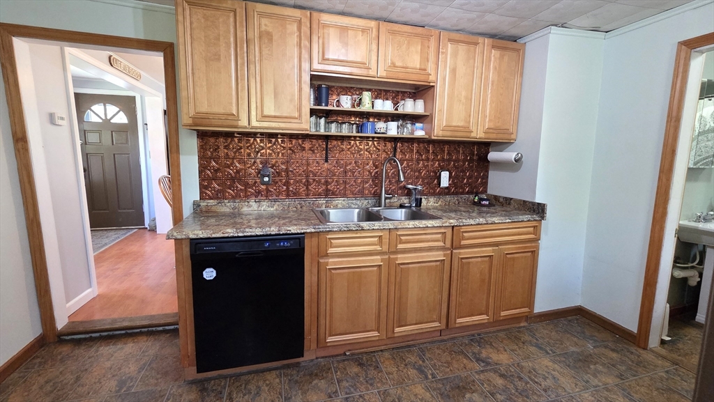 28 Cross Road Uxbridge, MA 01569 - Photo 14 of 40 Gallery Image 14