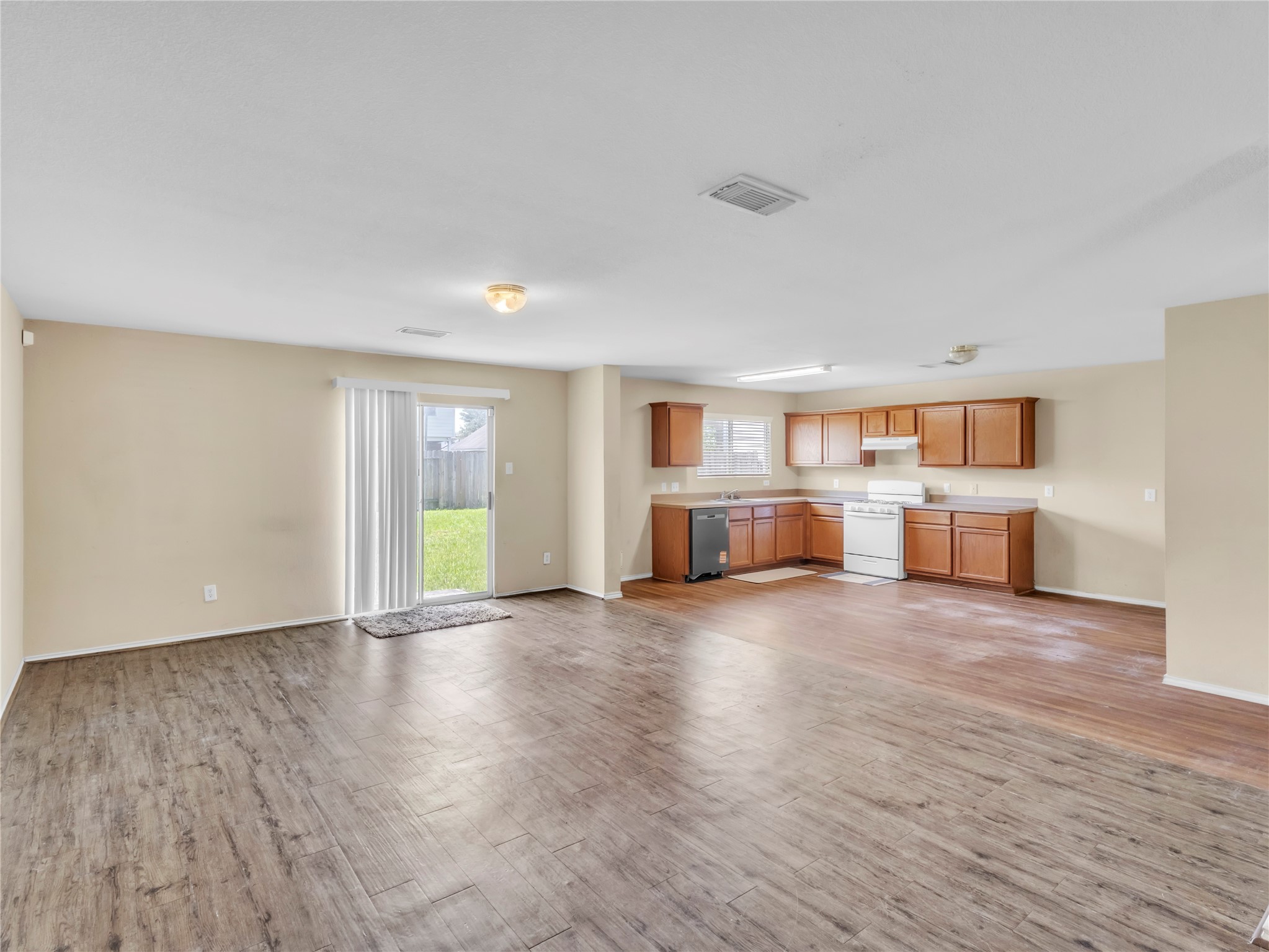 12830 Windy Summer Lane Houston, TX 77044 - Photo 9 of 33 Living room and kitchen