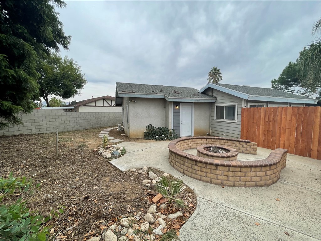 25141 Silent Creek Road Moreno Valley, CA 92553 - Photo 27 of 40 a table and chairs in front of a house