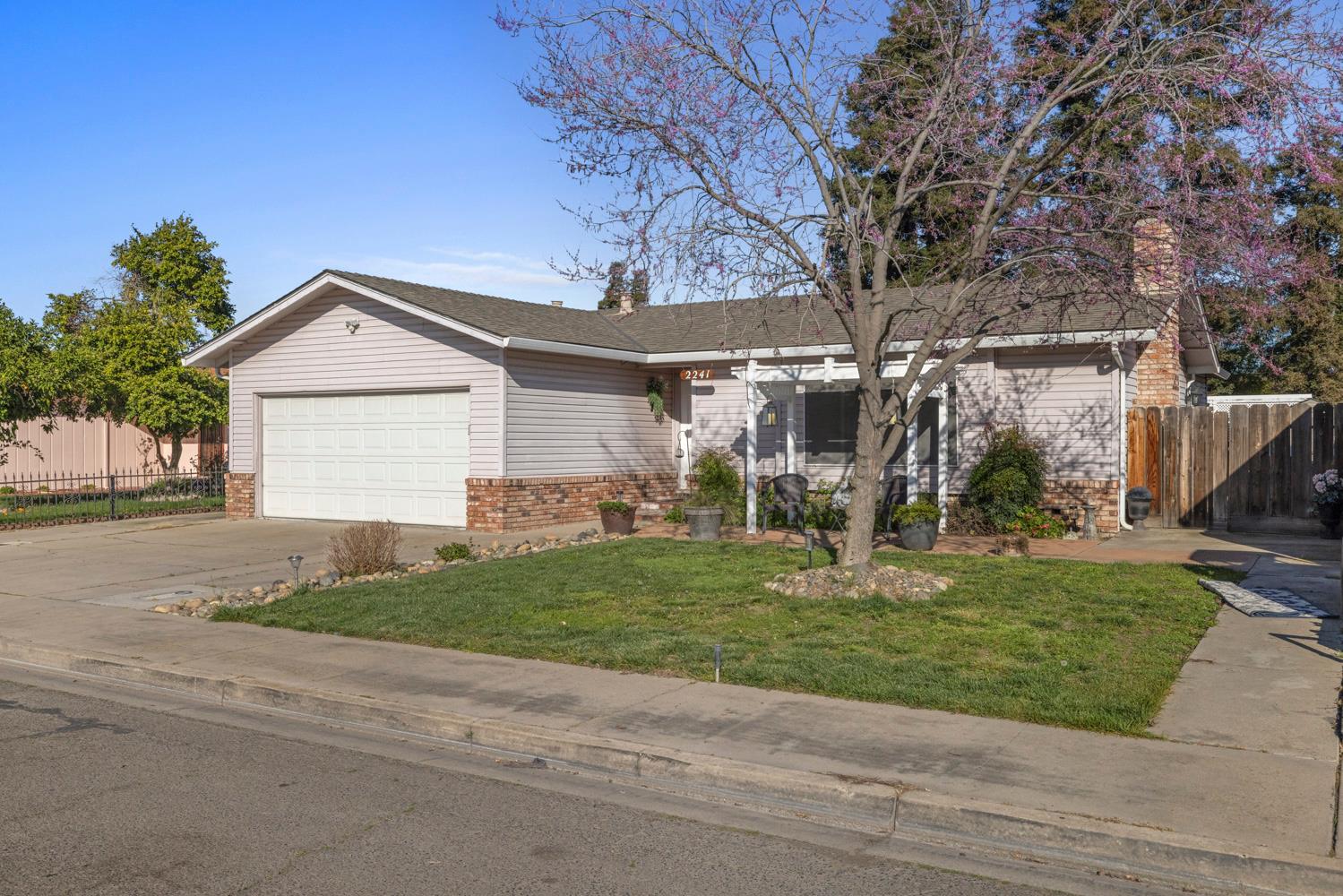 2241 Rochelle Avenue Turlock, CA 95382 - Photo 3 of 47