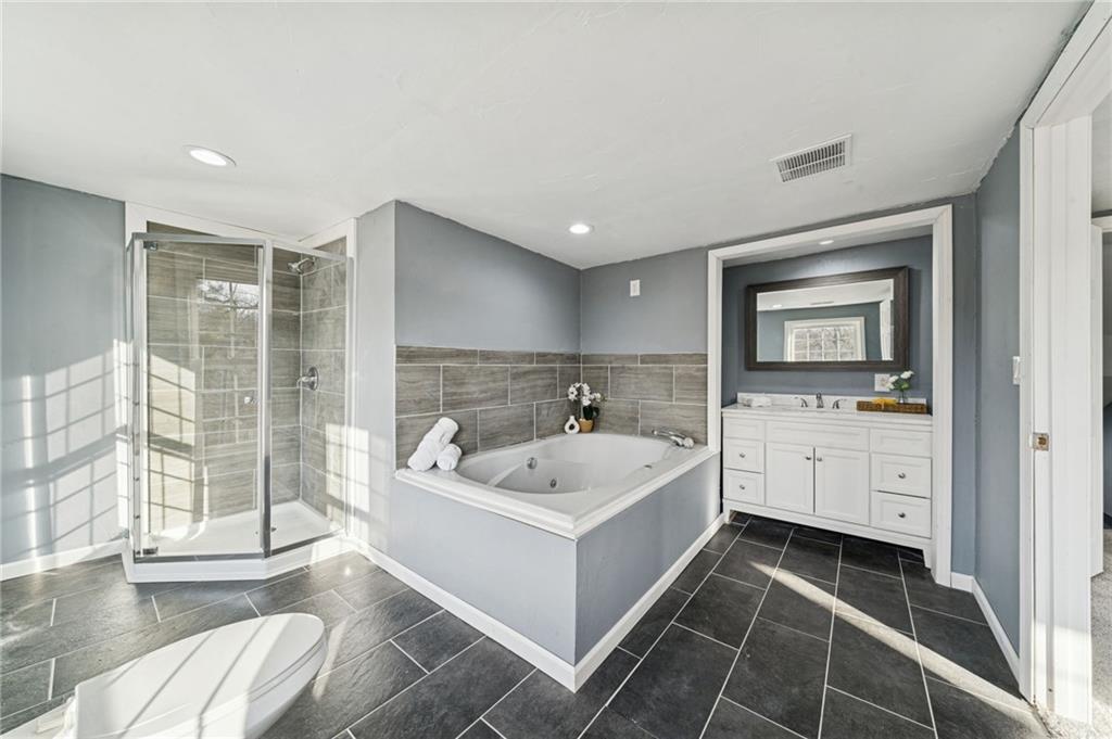 148 Sycamore Street Irwin, PA 15642 - Photo 23 of 45 a bathroom with a tub sink and mirror