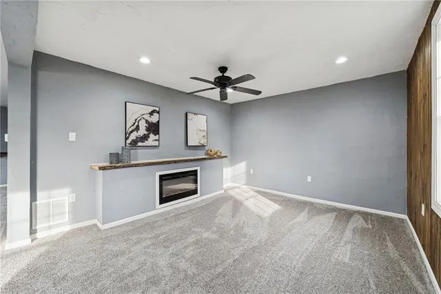 a view of empty room with a ceiling fan
