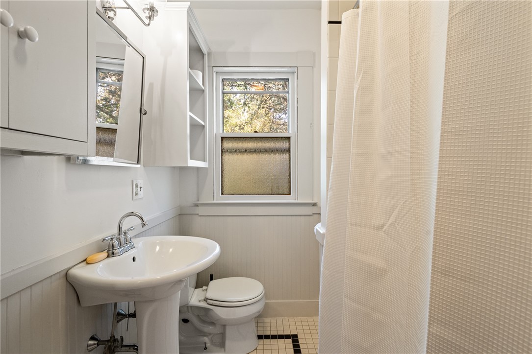 14 Greenough Place, Unit A Newport, RI 02840 - Photo 16 of 24 2nd floor full bath with tub/shower combo.