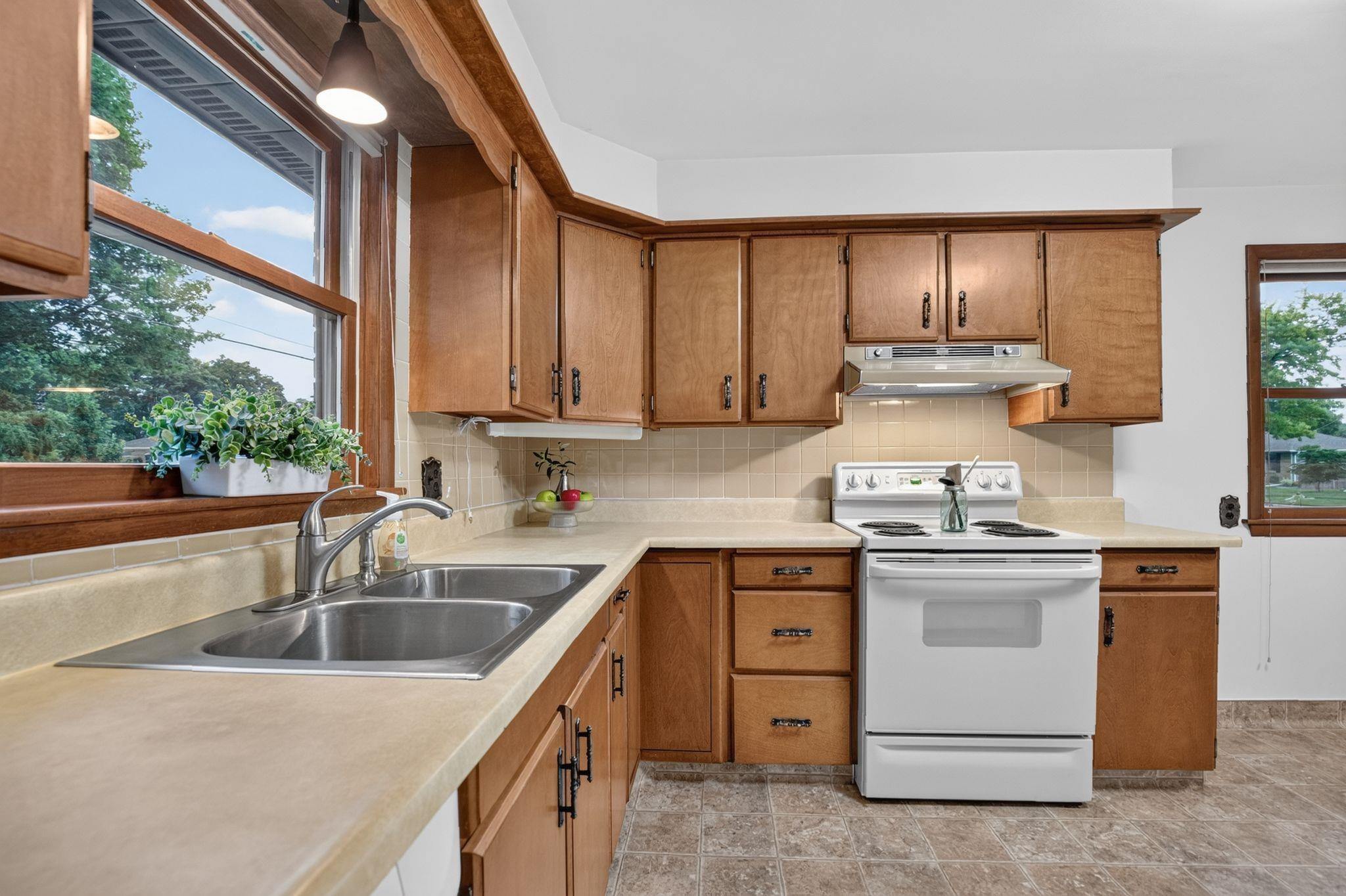 926 East Byrd Street Appleton, WI 54911 - Photo 8 of 34