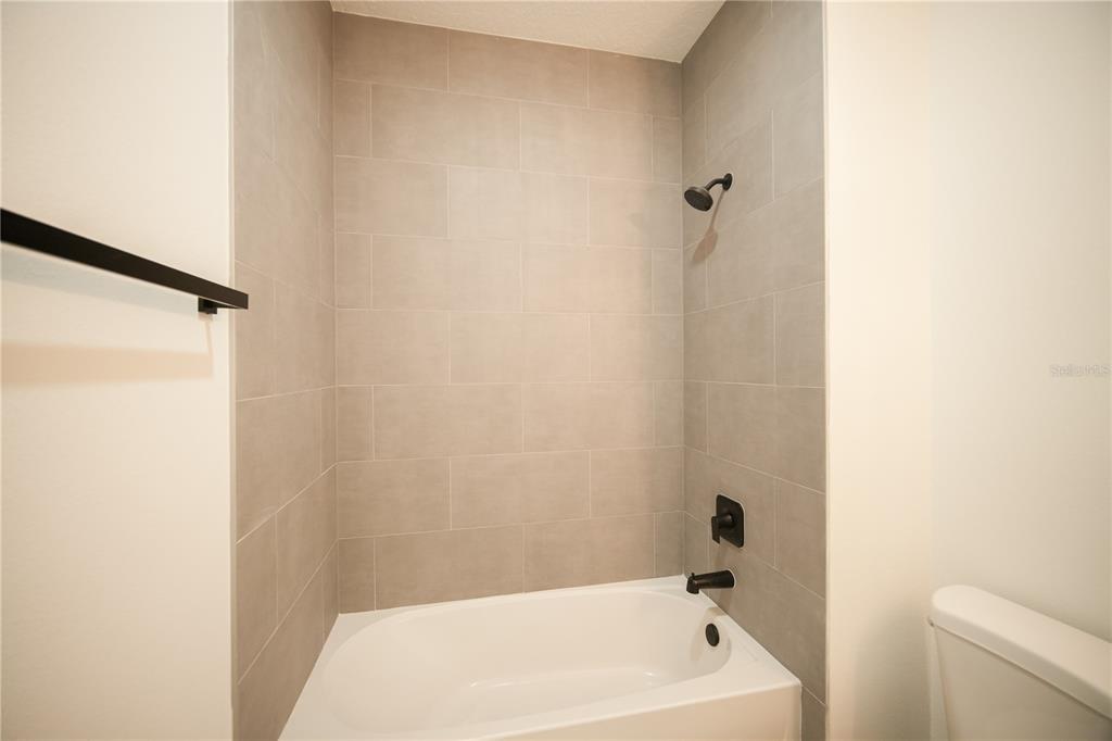 13265 Southwest 85th Circle Ocala, FL 34473 - Photo 50 of 53 a bathroom with a white bath tub