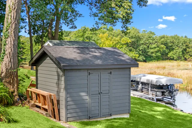 $899,700 | W5712 North Drive, La Grange, WI 53121