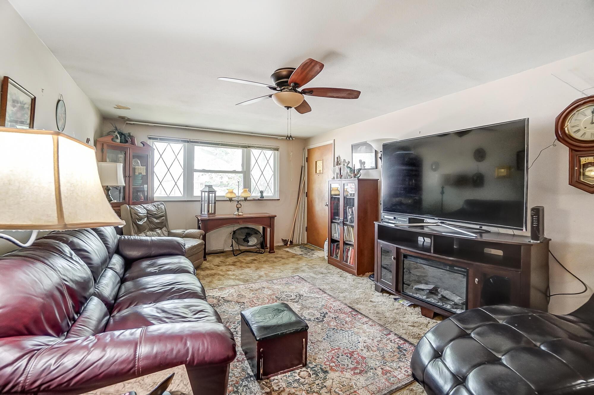 3880 Eakin Road Columbus, OH 43228 - Photo 6 of 34 Living Room
