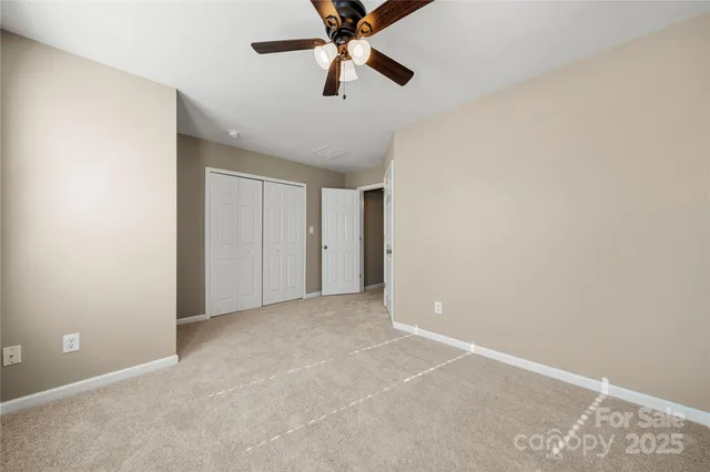 en empty room with ceiling fan