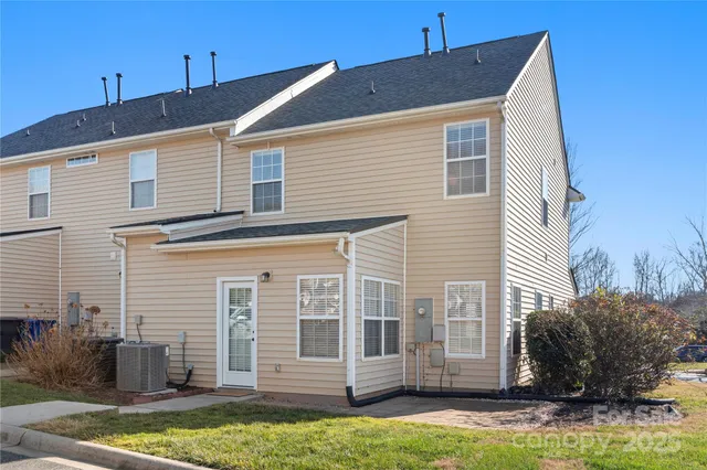 a view of a house with backyard and porch